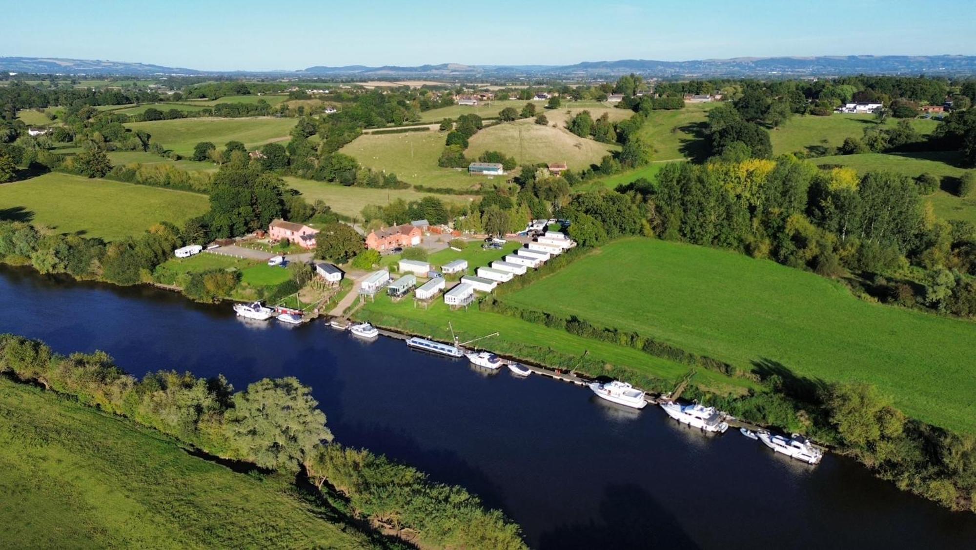 Severnside Boat And Caravan Park Gloucestershire - Caravan 1 Deerhurst Bagian luar foto