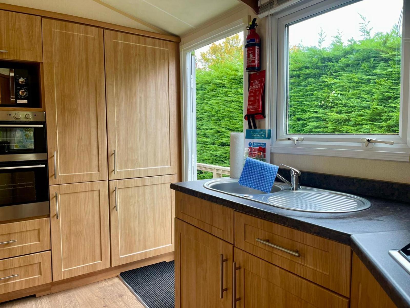 Severnside Boat And Caravan Park Gloucestershire - Caravan 1 Deerhurst Bagian luar foto