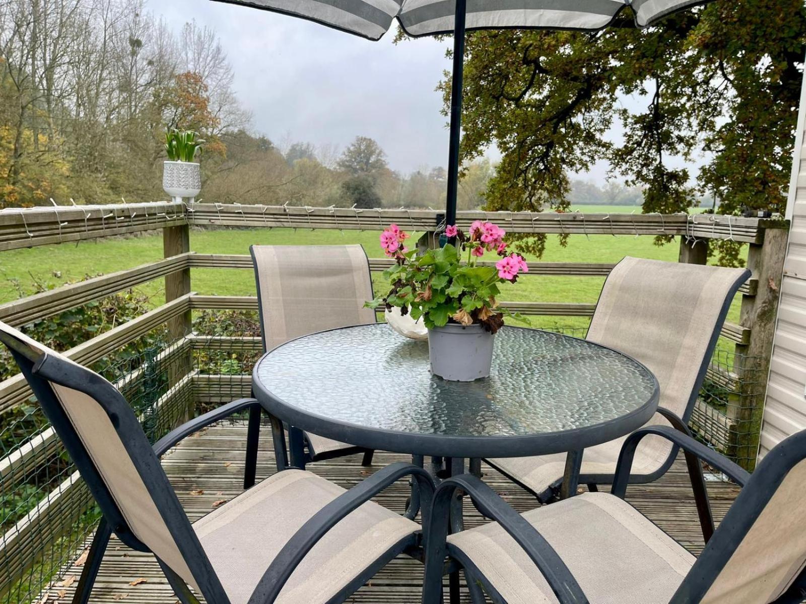 Severnside Boat And Caravan Park Gloucestershire - Caravan 1 Deerhurst Bagian luar foto